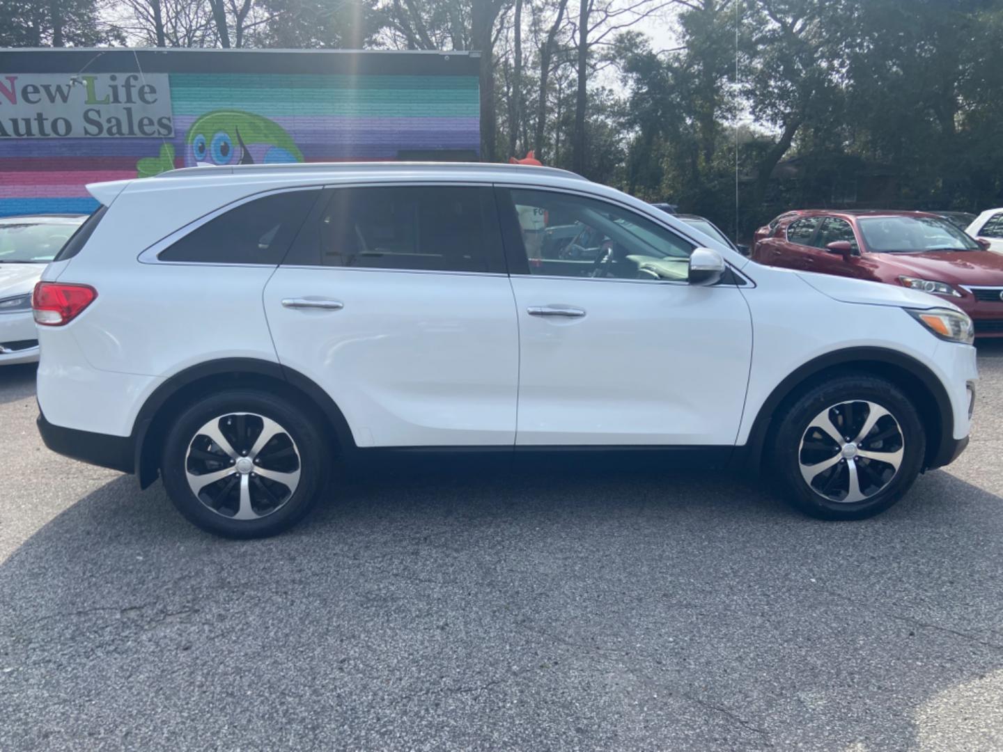 2016 WHITE KIA SORENTO EX V6 (5XYPH4A58GG) with an 3.3L engine, Automatic transmission, located at 5103 Dorchester Rd., Charleston, SC, 29418-5607, (843) 767-1122, 36.245171, -115.228050 - Photo#7